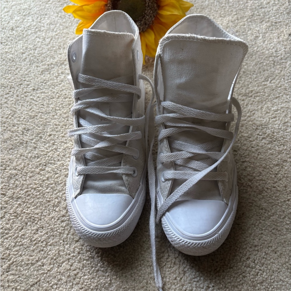 Converse Chuck Taylor All Star High Top – White – Women’s 6 / Men’s 4